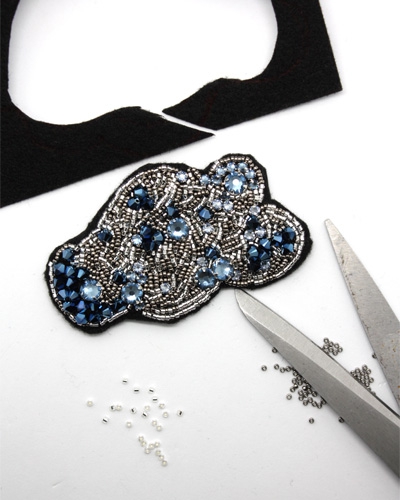 Broche brodée nuage matiere premiere Broche brodée nuage matiere premiere