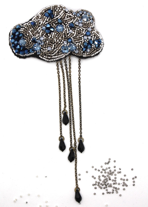 Broche brodée nuage matiere premiere Broche brodée nuage matiere premiere