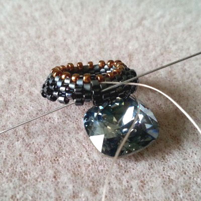 5 je débute tissage peyote autour d'un cabochon