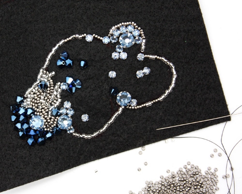 Broche brodée nuage matiere premiere Broche brodée nuage matiere premiere