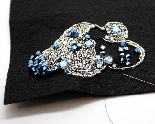Broche brodée nuage matiere premiere Broche brodée nuage matiere premiere