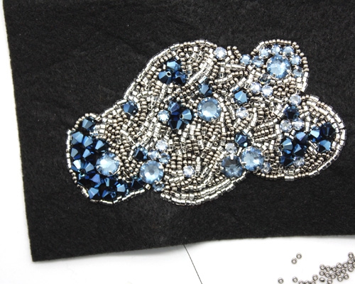 Broche brodée nuage matiere premiere Broche brodée nuage matiere premiere