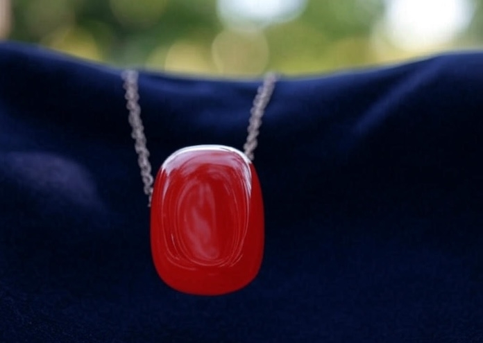 Photo d’un pendentif en cornaline rouge 