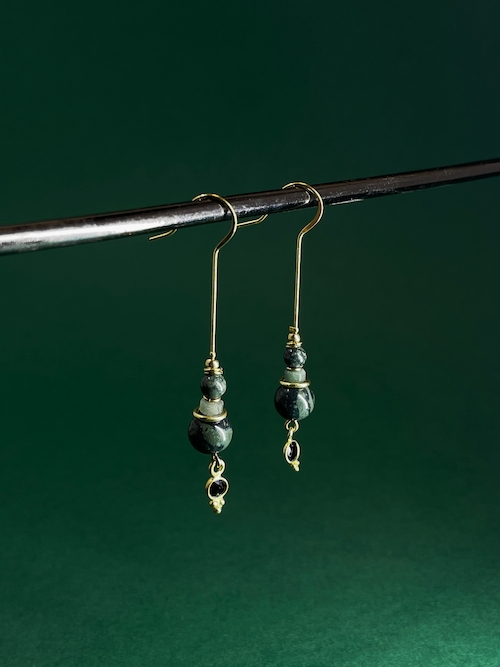 Photo de crochets boucles d'oreilles avec des pierres jaspe kambaba
