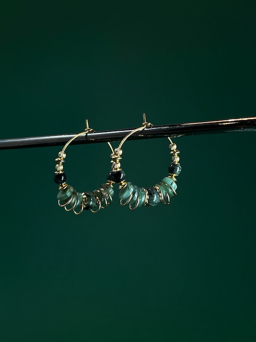 Photo de boucles d'oreilles créoles avec des pierres jaspe kambaba