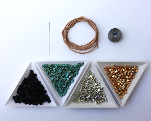 Illustration d'un début de tuto pour la création d'un bijou DIY avec des perles Miyuki Square Beads