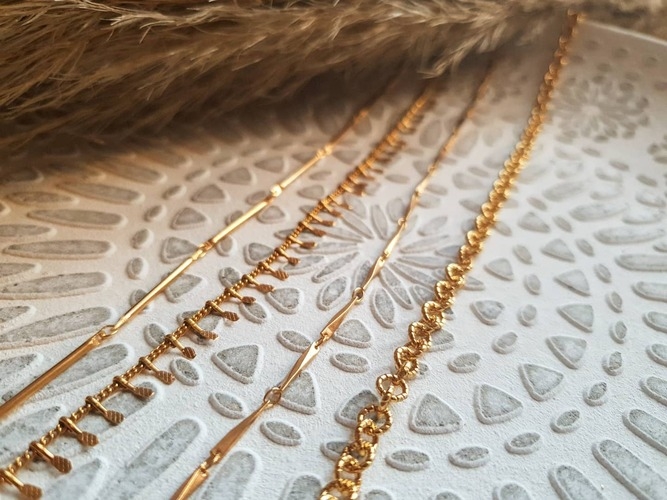 Photo de chaînes dorées à l'or fin 24 carats