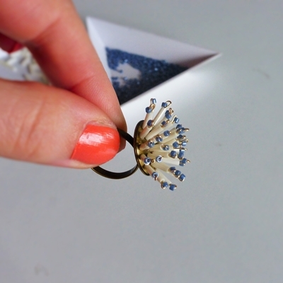 Photo d'une bague en perles Miyuki Bugle et Delica 11/0