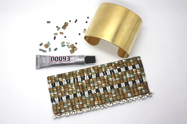 Étape d'un tuto pour coller un tissage de perles Miyuki sur un bracelet