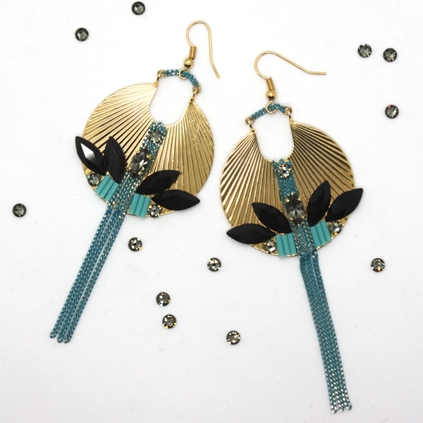 Photo d'une paire de boucles d'oreilles en forme de Lotus