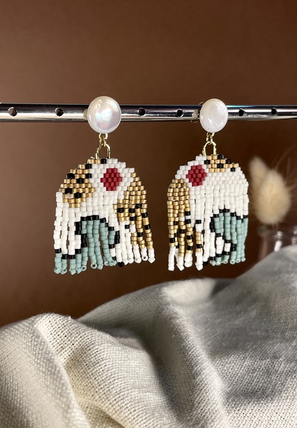 Photo d'un tissage de boucles d'oreilles en perles Miyuki Delica 11/0
