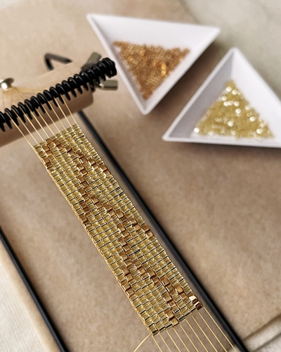 Photo d'un métier à tisser avec des perles Miyuki