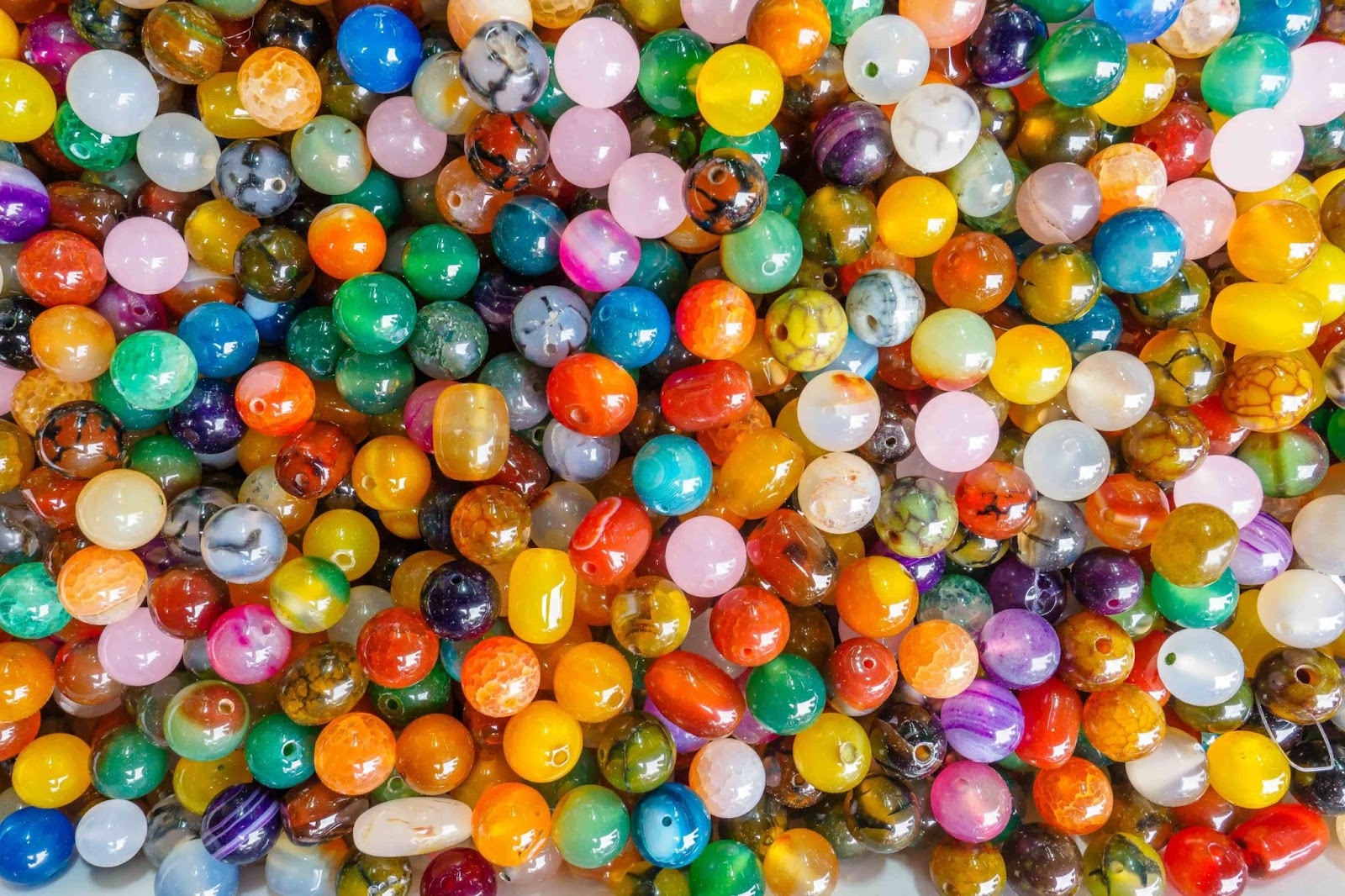 illustration de perles de toutes les couleurs et nuances en verre 