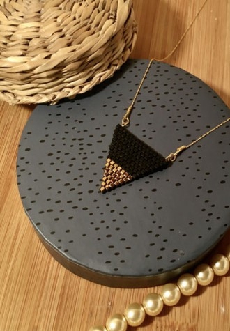 Photo d'un collier en tissage de perles Miyuki et chaîne gold filled