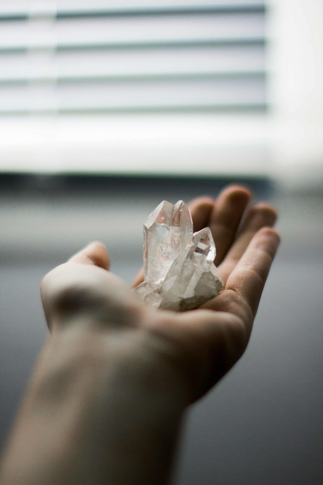 Photo de cristal de roche dans une paume de main
