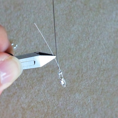 Couper un excédent de fil avec une pince coupante
