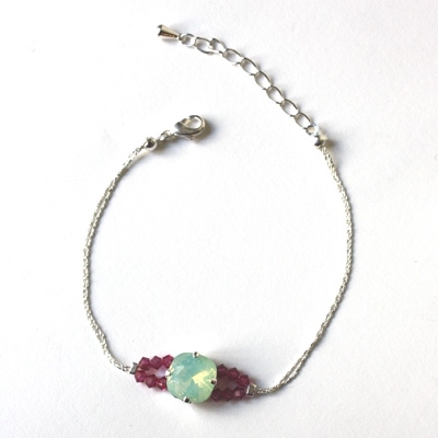 Bracelet élégant avec une pierre gemme, une chaîne en argent, un fermoir et des perles à écraser